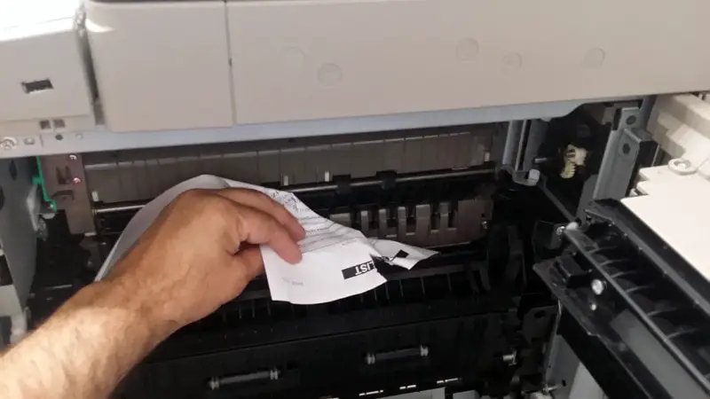 Cómo solucionar atascos de papel en una impresora multifunción Canon