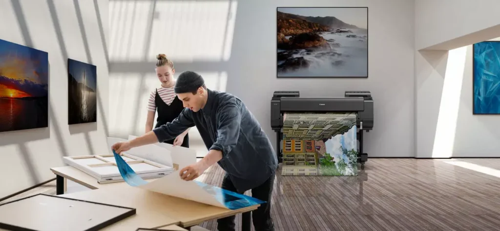 2 personas trabajando con impresoras de gran formato